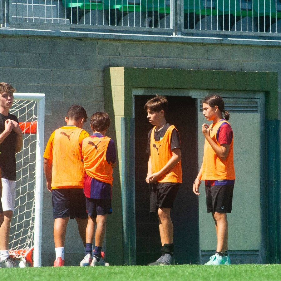 Jugadores de FAM Soccer Academy entrenando