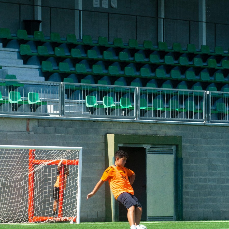 Jugador de FAM Soccer Academy en la instalación deportiva