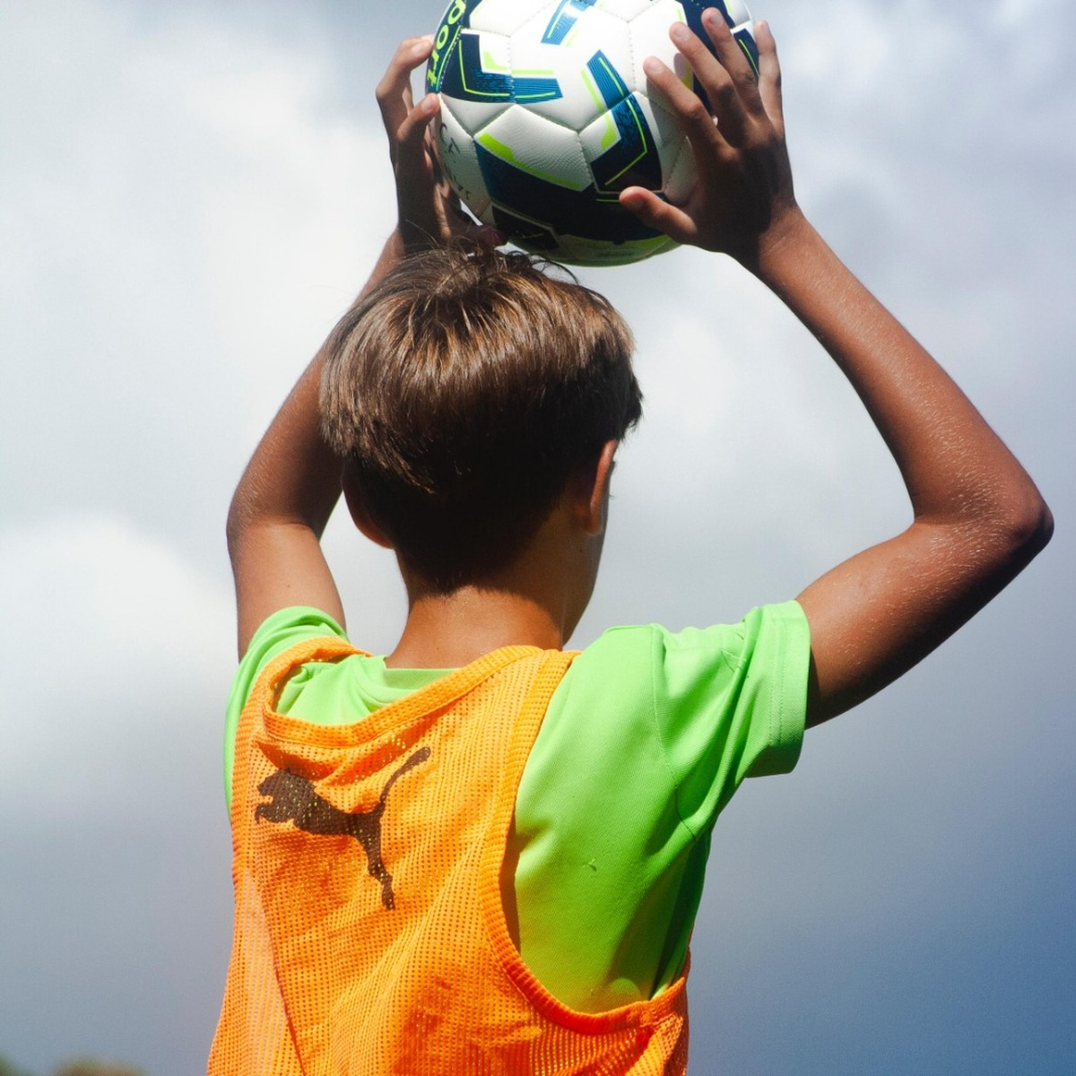 Jugadores de FAM Soccer Academy entrenando en Arenys de Mar